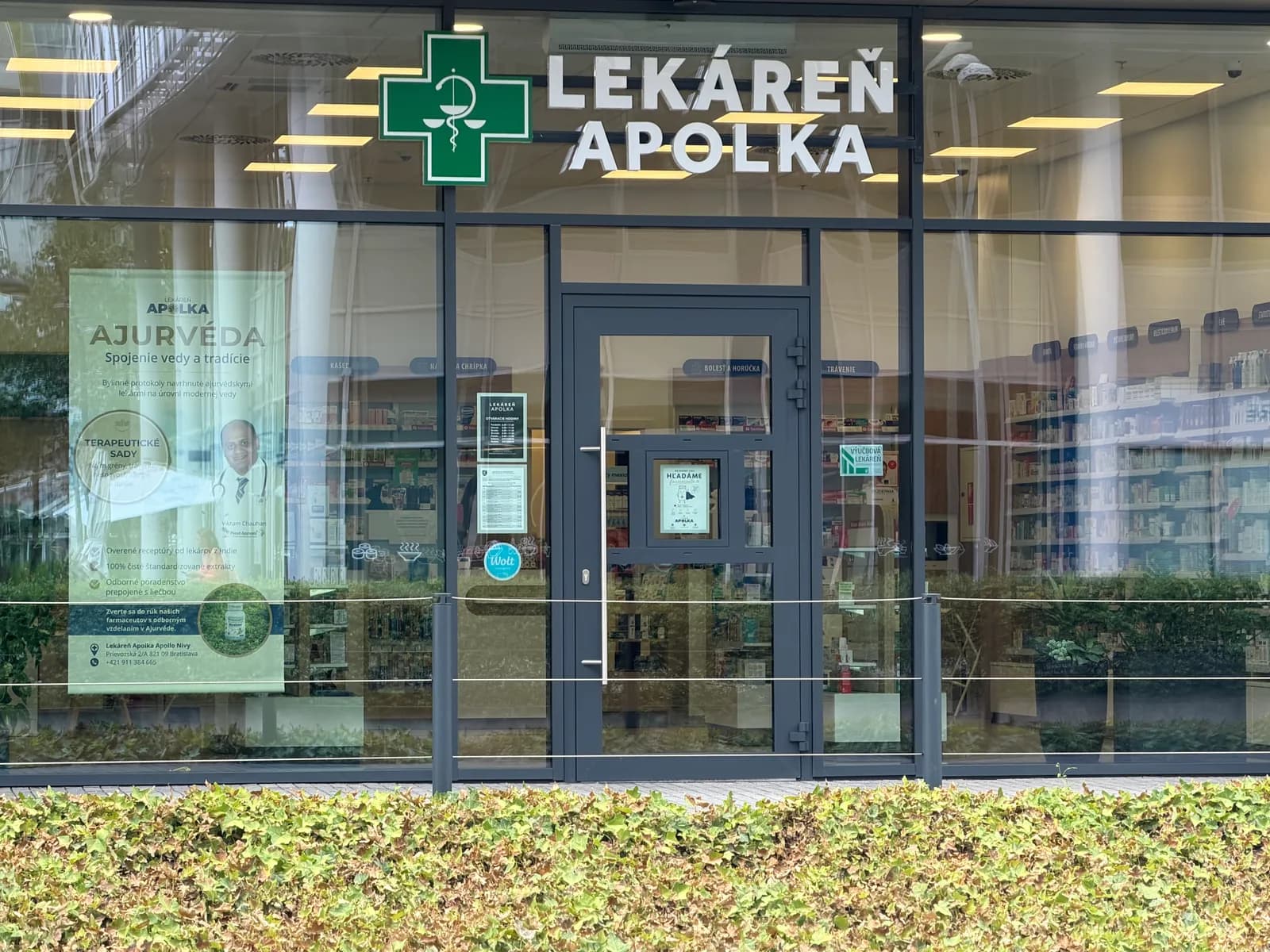 Vstup do Lekárne Apolka v Apollo Nivy